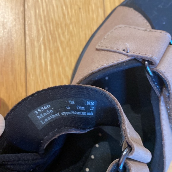 Clarks women’s sandal. New, no box. Never worn - Picture 4 of 5